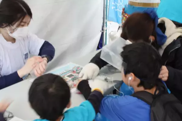 誰もが暮らしやすい、まぜこぜの社会って？会場が青に染まった「世界自閉症啓発デー」イベントを取材