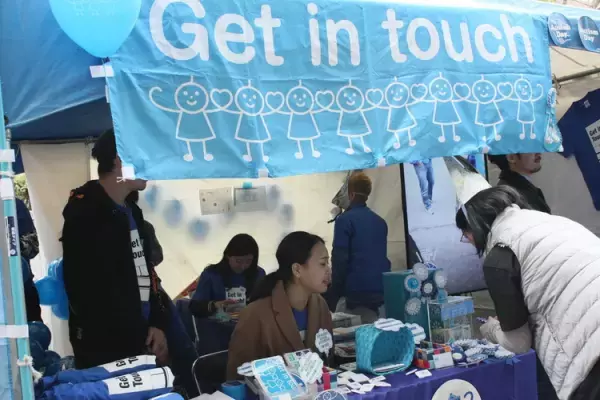 誰もが暮らしやすい、まぜこぜの社会って？会場が青に染まった「世界自閉症啓発デー」イベントを取材