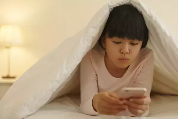 【自閉症とは】年齢別の症状の現れ方とは？0歳から成人期までの特徴を解説します