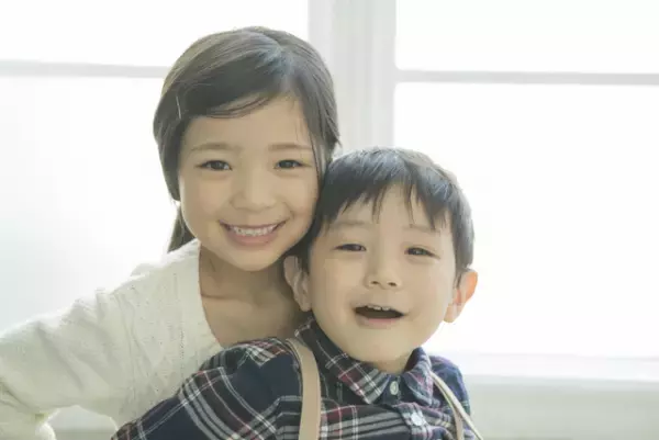 【アスペルガー症候群】0歳から成人期まで、年齢別の特徴や症状の現れ方を解説します