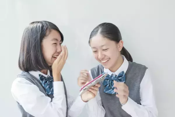 【アスペルガー症候群】0歳から成人期まで、年齢別の特徴や症状の現れ方を解説します