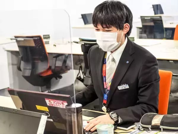 大学での挫折、引きこもり、24歳での再診断。発達障害の彼を「僕らが一番苦手なことができる子」と評価する職場と出合うまで――――発達障害を描いたCMプロデューサーが聞く【連載 #見えない障害と生きる】