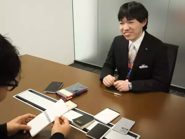 大学での挫折、引きこもり、24歳での再診断。発達障害の彼を「僕らが一番苦手なことができる子」と評価する職場と出合うまで――――発達障害を描いたCMプロデューサーが聞く【連載 #見えない障害と生きる】