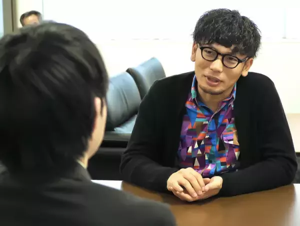 大学での挫折、引きこもり、24歳での再診断。発達障害の彼を「僕らが一番苦手なことができる子」と評価する職場と出合うまで――――発達障害を描いたCMプロデューサーが聞く【連載 #見えない障害と生きる】