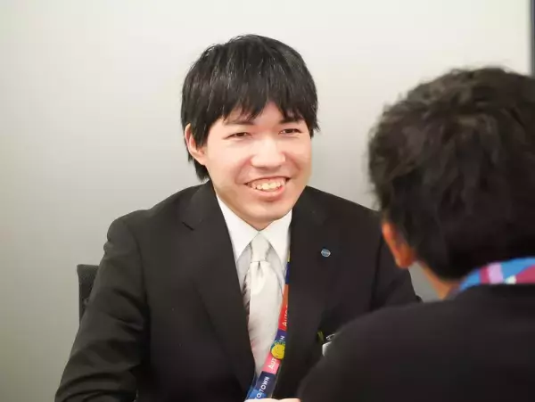 大学での挫折、引きこもり、24歳での再診断。発達障害の彼を「僕らが一番苦手なことができる子」と評価する職場と出合うまで――――発達障害を描いたCMプロデューサーが聞く【連載 #見えない障害と生きる】