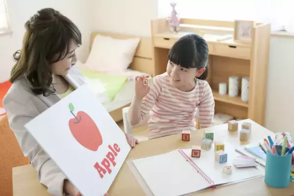 「ちょっと」「もうすぐ」「しっかり」…その「あいまい言葉」子どもに伝わっていないかも？今日から試せる、楽々かあさんの超・具体的な「声かけ変換術」