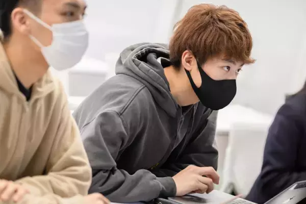 テストも校則もない。高等部在学中からインターン―学びながら社会と繋がり、実践的なITスキルを身につける。多様な働き方にマッチする人を育てる「バンタンテックフォードアカデミー」を取材。生徒インタビューも