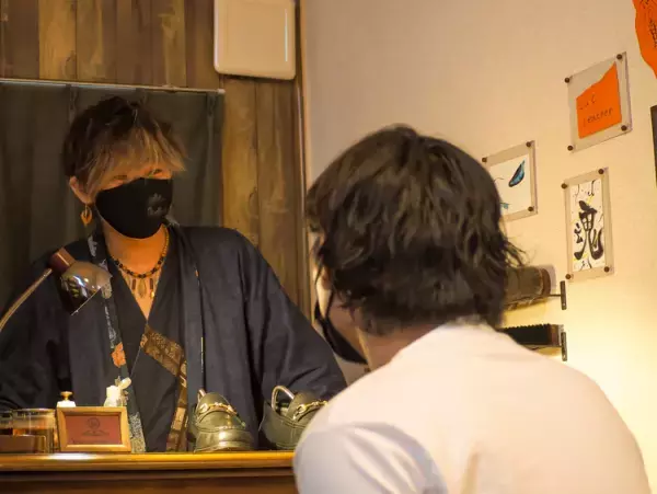 「障害はギフト」特性を強みにした靴磨き職人。いじめ、うつ、パニック障害でも、磨くことが心を支えた。――発達障害を描いたCMプロデューサーが聞く【見えない障害と生きる】