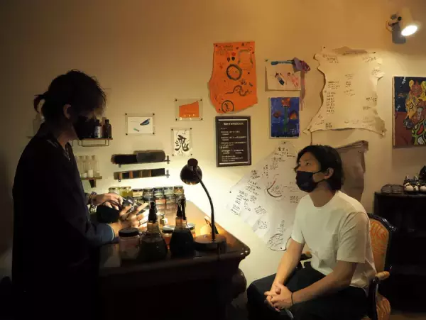 「障害はギフト」特性を強みにした靴磨き職人。いじめ、うつ、パニック障害でも、磨くことが心を支えた。――発達障害を描いたCMプロデューサーが聞く【見えない障害と生きる】