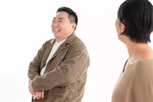 映画『梅切らぬバカ』監督・脚本の和島香太郎さん、自閉症の「忠さん」を好演した塚地武雅さんを取材。当事者、地域の人々、双方の視点で描いた背景や想いとは？