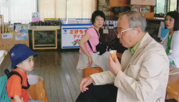 実父には「難儀な子を産んで」と言われ。自閉症息子にとって「怖いおじいちゃま」だったけれど