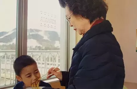 実父には「難儀な子を産んで」と言われ。自閉症息子にとって「怖いおじいちゃま」だったけれど