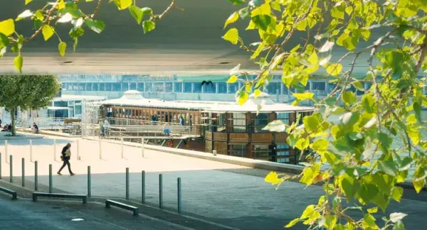 ベルリン国際映画祭〈最高賞〉受賞「アダマン号に乗って」木造建築の美しい船がデイケアセンター？「精神疾患への偏見を変えたい」ニコラ監督インタビューの画像