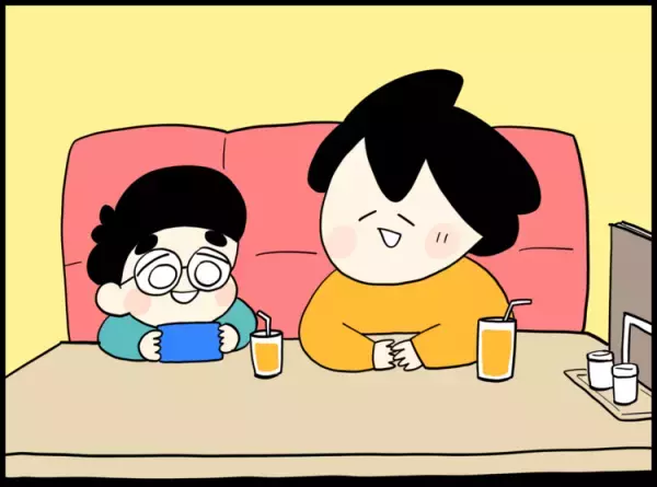 食事中の動画がやめられない！発達障害グレー息子の立ち歩き対策と、外食時のマナーに葛藤【専門家アドバイスも】