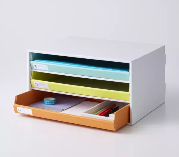 兄弟のプリントがごちゃごちゃ…片づけ苦手家族の朝が激変！「中身が見やすいA4トレイ3段引き出しBOX」【発達ナビ×フェリシモC.C.P】