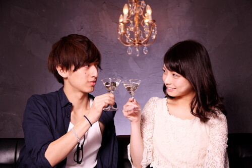 「同僚、バイト仲間飲み」で気になるカレにグッと近づく4つの方法