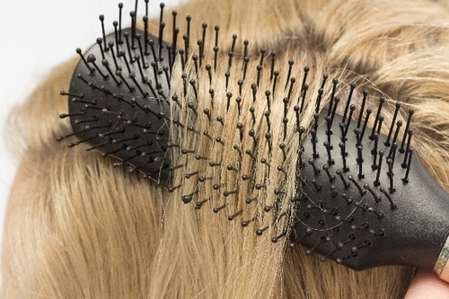 ヘアスタイルが台無し！ハネてまとまらない「小さな毛」をなんとかしたい