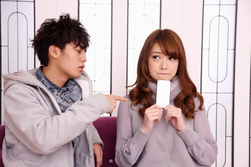 ヒィィそんな時まで！？実は彼が「携帯チェック」をしている瞬間・４選