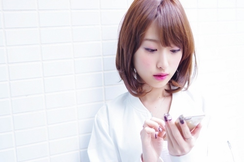 スマホ中毒が原因かも！20代でも現れ始める「首のシワ」対策