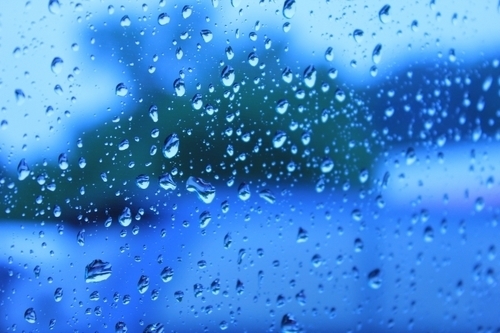 マッサージが効く！？雨の季節のつらーい偏頭痛、その対処法