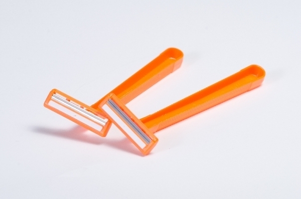 ムダ毛処理「抜く」と「剃る」肌に優しいのはどっち？