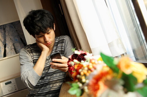 それ、SNSにあげても大丈夫！？男子から「イマイチ評価」な女子の写真のポーズ・５選