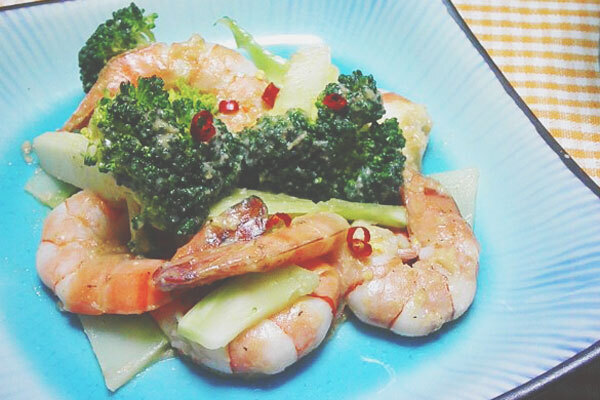 【ムーンダイエット】7月の上弦の月は腸を動かす「海老とブロッコリーのピリ辛マヨ炒め」！