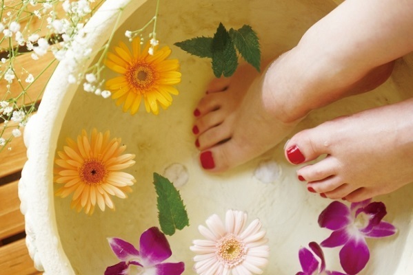 なんか爪が黄色くなった？！爪が黄ばむ原因ポイント・3つ