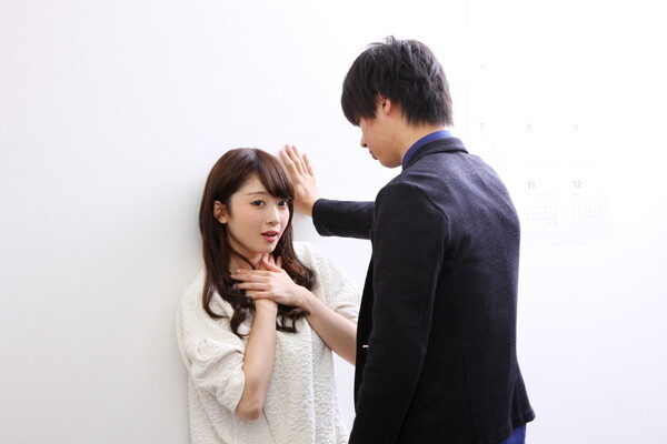 「あの２人、付き合ってるんだって！」社内恋愛がバレて気まずいときの振る舞い方４つ