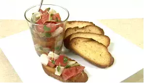 恋に効く、魔法のビューティレシピ「トマトとイカのブルスケッタ」