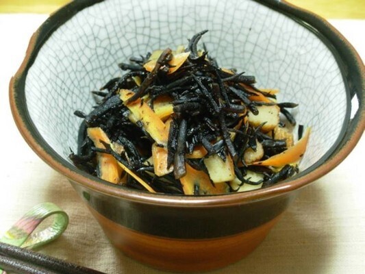 恋に効く、魔法のビューティレシピ「ひじきとさつま揚げの煮物」