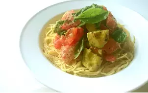 恋に効く、魔法のビューティレシピ「アボカドとサーモンの冷製パスタ」