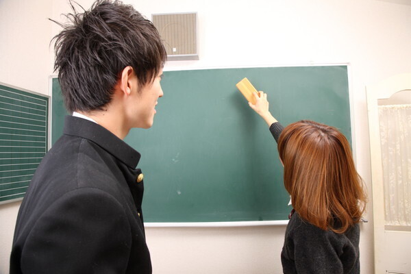 校則による膝丈スカートでもモテる子はモテる！おブス学生にならない方法