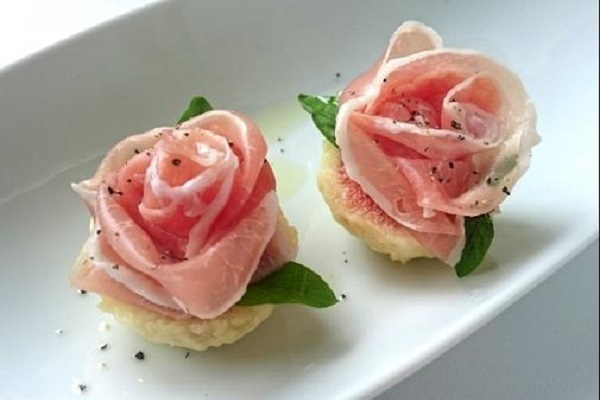 恋を引き寄せる魔法のレシピ「いちぢくと生ハムのバラのせ」