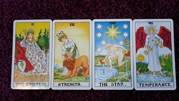 【インスピレーションタロット占い】あなたは見られている！？男性が魅力を感じているところがわかる診断テスト