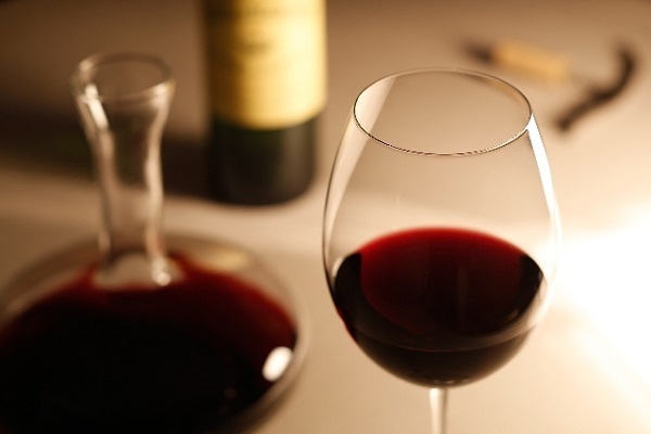 飲み会が多い時期だから…。知っておきたい「赤ワインの効能」