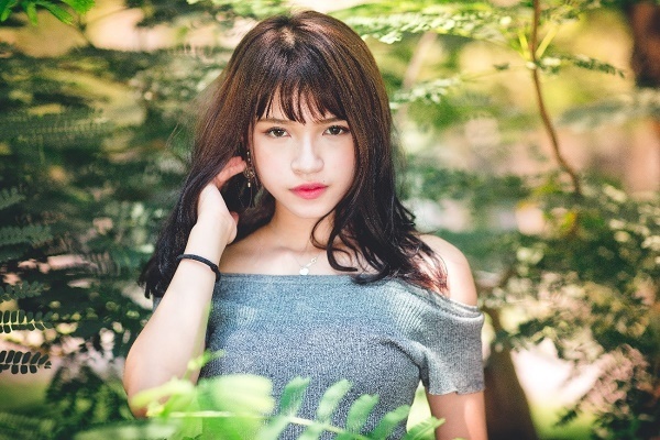 美容師のテク！不器用さんでもきれいに切れる、「前髪セルフカット」のポイント