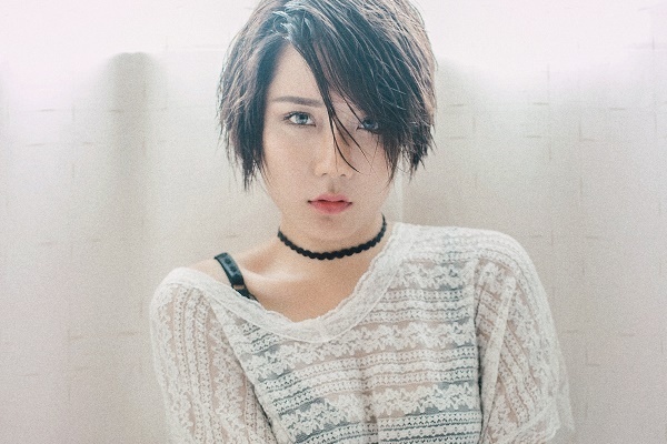 ストレートアイロンで作る、ショートの「脱マンネリヘアアレンジ」