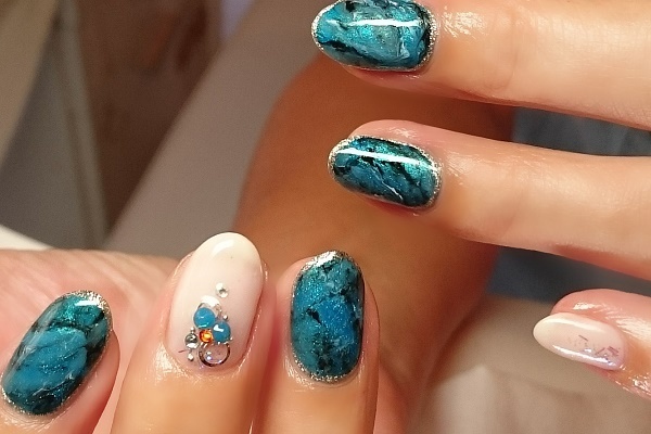 日焼け肌に似合うネイルって？うるおい美肌に見せるカラー＆デザイン