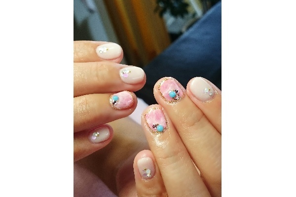 日焼け肌に似合うネイルって？うるおい美肌に見せるカラー＆デザイン