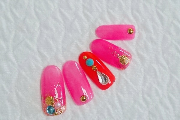 日焼け肌に似合うネイルって？うるおい美肌に見せるカラー＆デザイン