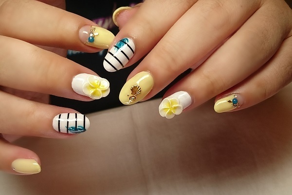 日焼け肌に似合うネイルって？うるおい美肌に見せるカラー＆デザイン