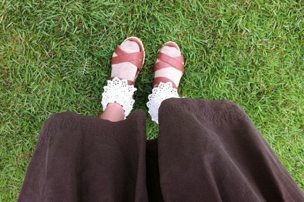 「なんかダサい・・・」サンダル×靴下をおしゃれにみせる、４つのコツ