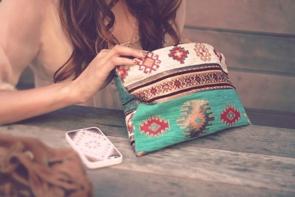 「素材」にこだわるのが正解！トレンドのクラッチバッグでおしゃれ度UP