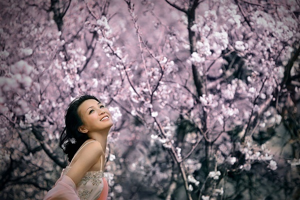 手ぐしでかきあげるのがトレンドの「おフェロ」！アップバングヘアの魅力とは