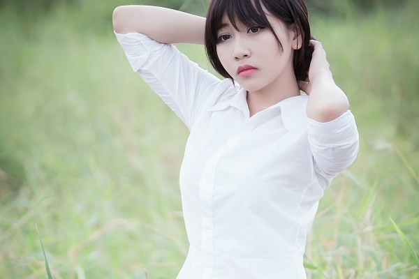 「抜け感」はこう作る！白シャツ主役の色っぽコーデ