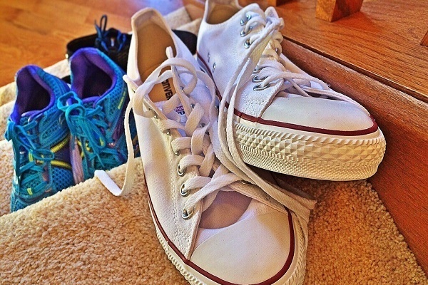 また気付いたら汚れてる・・・流行りの白スニーカーを自宅で簡単にケアできる方法