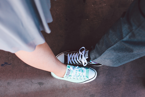 「はずし」のエッセンス！大人コーデに映えるスニーカーブランド・４選