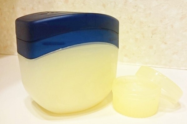 リップケアからメイク落としまで！「ヴァセリン」の幅広すぎる使い方