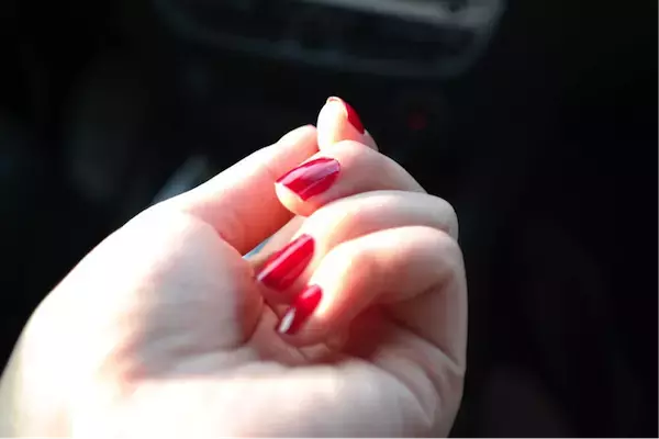 「長くてきれい・・・」と思わせたい！錯覚をつかった知的ネイル・４選